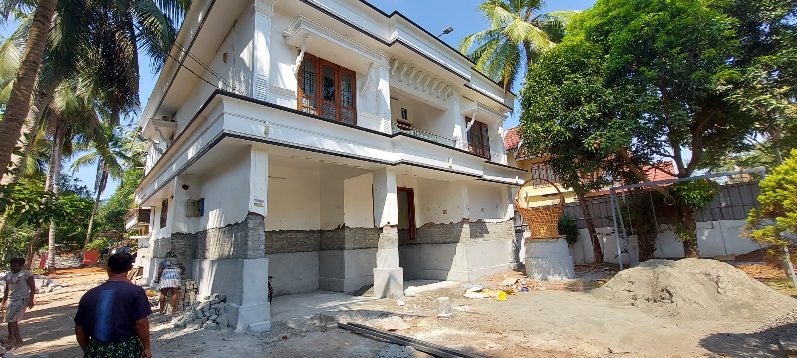 JackLift crew on a lifted villa