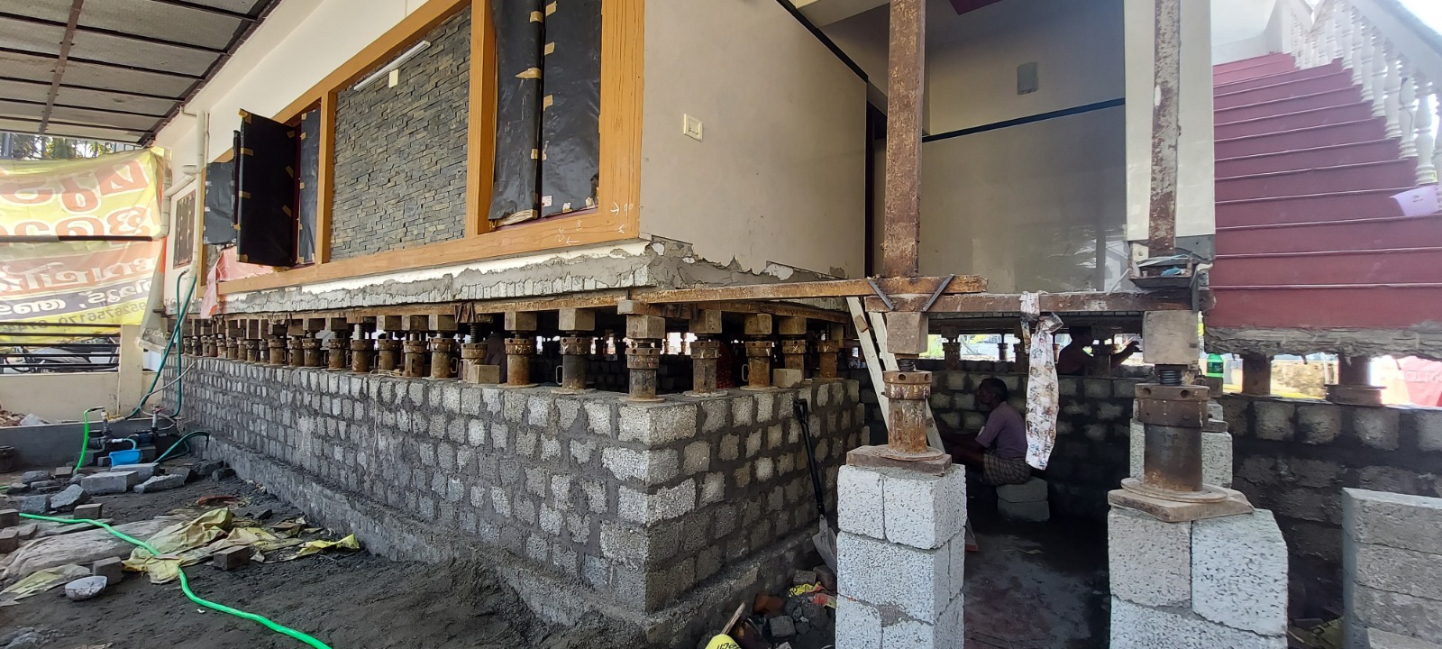 Building lifted on hydraulic jacks in Kerala