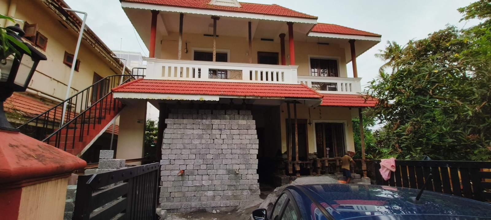 Villa raised on block pillars